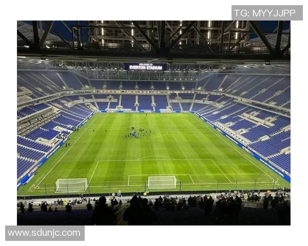 当昔日足球巨星重返故土再续辉煌球场传奇的感人故事