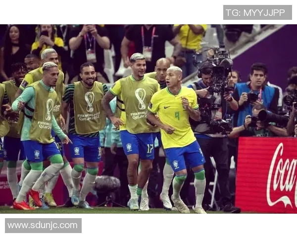 五位足球明星的传奇故事与他们的精彩瞬间回顾